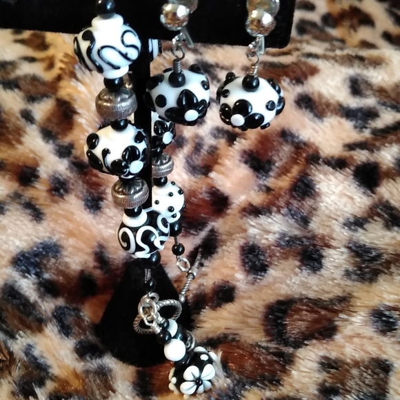 ARTIST MADE GLASS LAMP WORK BLACK AND WHITE CLIP EARRINGS - Picture 2 of 5